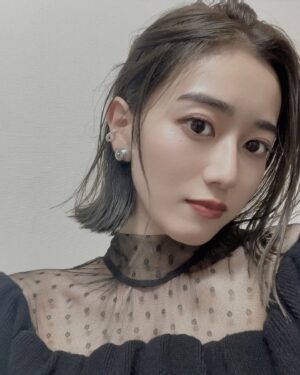 Akane Moriya Instagram - 今年も残り僅かとなりましたね⛄️
皆さまの元に続々と届いておりますでしょうか？💝
2024年版もとっておきのFC限定カレンダーが出来上がりました☺️🤍🤍
このカレンダーが少しでも皆様の傍で、日々の生活に彩りと潤いを与えられる存在になれば嬉しく思います‎𖤐
#ファンクラブ
#カレンダー 
#2024
#オフショット
#守屋茜