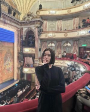 Akane Moriya Instagram - ⁡
London Vlog 
Coming Soon…‪💭‬‪💭‬
⁡
#fashion #ootd #私服
Onepiece @auralee_tokyo 
Jewelry @tiffanyandco 

#youtube 
#akanensstyle 
#london
#theatredistrict 
#novellotheatre 
#mammamia 
#守屋茜