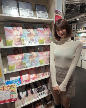 Akane Takiyama Instagram - いよいよ明日11/22(水)、写真集発売となります！

所謂、フラゲ日となる今日すでに
書店さんによっては並んでいるところもあるようで
この光景は流石にぐっときました...!
(写真の許可は得ています)

情報解禁からここまであっという間のような長かったような
本番はここからですが!!発売日を迎えられてホッとしています。

私は会社員なので、マネージャーさんがいるわけではないため
色んなことを決めたり、調整したりと裏方業務も沢山！
むしろ撮影よりそっちの方が記憶には沢山あります。笑
なので本当に明日を迎えられることの幸せを感じております。

沢山の方の手元に渡りますように。
そしてイベントは大盛況しますように。
まだまだ不安は沢山ですが、引き続きよろしくお願いします！！

Amazonなどのネットでも引き続き買えますし
11/25(土)のお渡し会イベントの受付も行っていますので、Instagramストーリーをご覧ください🙇

#写真集　#発売日