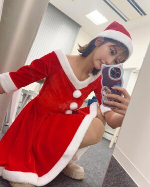 Akane Takiyama Instagram - メリークリスマス🎄

クリスマス当日はミッドナイト競輪の生放送の担当でした！
クリスマスなのでサンタ衣装🎅

恥じらいが勝ちそうになりましたが
着てみると結局ルンルンでした♪

そして、けいりんクジのルーレットですが、25日〜30日までは
100倍が3つに増加！3度目の1000万円出るのか、引き継ぎ番組ぜひ楽しんでください！

では年末まで駆け抜けるぞー💪