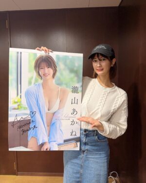 Akane Takiyama Instagram - カレンダーイベント特典用のサイン入れしてきました✏️

作業だけの日だったのでオフ感丸出しですが、、沢山書いてきました。皆さんありがとうございます！

カレンダーお渡し会もいよいよ来週末！
皆さんにお会いできるのを楽しみにしてます。✨☺︎

イベントのご予約がまだの方は
こちらからお待ちしてます⬇️
ストーリーハイライトにURLまとめてます！

12/16(土)書泉グランデ 13時〜
shosen.co.jp/event/16007/

12/17(日)紀伊國屋書店グランフロント大阪店14時〜
store.kinokuniya.co.jp/event/16999292…