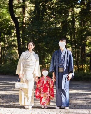 Akari Hayami Instagram - _
遅ればせながらの七五三！
⁡
家族みんなでお着物着てみたよ
⁡
もう3歳かー
あっという間だなー
⁡
草履がお気に入りだったらしく
親の心配をよそに砂利道ガンガン歩いてた笑
⁡
髪の毛も薄いけどちょーーー伸びて
可愛くアレンジしてもらって何より笑
⁡
最後の最後ご祈祷前にぐずったけど
上出来の七五三でした！えらいえらい！
⁡
これからもすくすく大きくなーれ🫶
⁡
⁡
⁡
🔥素敵な撮影をしてくれたチーム🔥
@junichirosuzuk 
@chie_make_up
@kimono__kind
@emon.kimono_official
