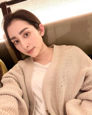 Akari Hayami Instagram - _
⁡
#ミンナのウタ
絶賛公開中です🤪
⁡
凛さんオフショット
⁡
ホテルシーンの待ち時間
LDHさんのスタジオ、事務所
撮影初日マイクぴよーん
⁡
#ミンナのウタ取り込まれますよ