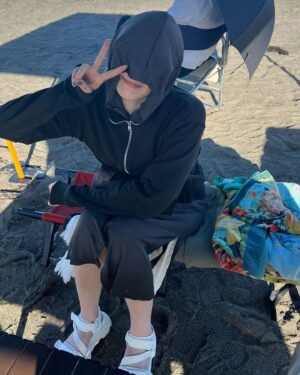Akari Hayami Instagram - _

本日よる7時58分〜
#ポツンと一軒家

よる10時〜
#ナンウマ 第7話です

みてね🫶

#夏の思い出#ホントの海

#野島さんが差し入れしてくださったアイス
#絶対日焼けしたくない紫外線アレルギー女