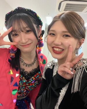 Akari Takeuchi Instagram - 1.この前ふとLINEした時信じられないくらい既読が早すぎてビビりました🙂✌️

2.ソロデビューおめでとう🥳👏✨
がんばってね！😁✊