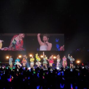 Akari Takeuchi Instagram - アンジュルムを卒業してから今日で1年経ちました🎓✨
つい先日りかの卒コンを見て自分も去年はここで卒業したのか〜と思ったら凄く不思議な気持ちになりました😌
この一年は個展で全国回らせていただいたり、自分の夢に向かって一歩ずつ進めてるようなそんな充実した一年になったと思います！
これからはもっと自分の夢に近づいて行けるように、みなさんに沢山嬉しいお知らせができるように精進していきたいなと思ってます✊

アンジュのライブ見たらより一層自分も頑張らないと気合いが入りました🔥　
アンジュのライブ見るとめちゃくちゃ踊りたくなるね🕺✨
卒業してもアンジュが大好きすぎました🫶

行かなくちゃもまた歌いたいね〜🤭🎤