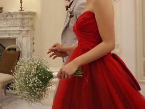 Akari Takeuchi Instagram - 先日、幼なじみの結婚式へ👰‍♀️💍
幼稚園からずっと一緒の大好きな親友です✨
👰‍♀️がいなかったら私は多分15年もアイドルできていなかったかもって思えるくらい常に支えてもらってました😌
私の卒コンで、客席にいる👰‍♀️を見つけた時本当に嬉しくて泣きそうになったんだ〜🤭
結婚式の日は今までももちろんだけど、本当に綺麗で美しくて、こんなに素敵な姿を見れて感動しました🥹✨
人生初の友人代表スピーチは緊張しすぎて、心臓バクバクでした😂

末長くお幸せに💐✨
旅行行こー！！！😁✊