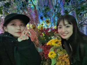 Akari Takeuchi Instagram - 2月も3日になりましたね〜✌️
なおと一緒に
蜷川実花展　Eternity in a Moment 瞬きの中の永遠
を見に行きました💐
言葉が出ないくらい素敵すぎる空間や世界観に圧倒されました🥹✨✨
　
なおと久々この時会ったけどやっぱり久々感なくて鬼語り😂
はよ旅行もいこーね✈️
最高の友達✌️
