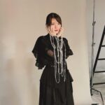 Akari Kito Instagram - 💎「夢の糸」発売まであと2日💎 オフショットを発売日まで毎日お届け！ 本日はジャケ写撮影時の一コマ📷 黒いドレスを身に纏った鬼頭さん🖤大人っぽくクールな雰囲気…✨ #鬼頭明里 6thシングル 「夢の糸」1月31日発売❗️ https://kitoakari.com/yumenoito 明日20:30〜は生配信も🫶 https://youtube.com/live/wUMtD9V-C2c
