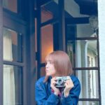Akari Kito Instagram – 🌿発売まであと6日🌿

今日はジャケット写真の撮影の
オフショットを公開✨✨

ちょっと唇を尖らせてる鬼頭さん💋
カメラも衣装もレトロな感じで
すごく雰囲気ありますね📸

#鬼頭明里 4thシングル
「Dear Doze Days」2月8日発売です❗️

kitoakari.com/dear-doze-days