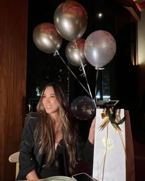 Akemi Nakamura Instagram - Por que nunca es tarde. El tiempo se acaba cuando la vida termina. Y hasta ese momento siempre existe una posibilidad para todo. 

No hay deuda que dios no pague ni plazo que no se cumpla! 

Con estas dos frases cierro un año mas!  Y abro otro año lleno de infinitas posibilidades, y milagros increíbles! 

Gracias por este día que era el día. @hojaldreriabakery @julietaroman