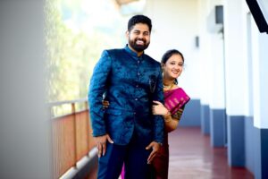 Akhila Pajimannu Instagram - Together is a wonderful place to be❤️ @trdhananjai_sharma ❤️

PC : @karopady_akshay_nayak 

#akhilapajimannuofficial #singer #couplegoals #couples #couplephotography #instagram #instagood #instadaily #photography #traditional #indian #wedding #familytime #family #instafashion #ootd #instalike #instamood #instapic #post