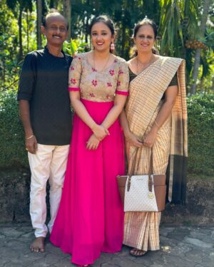 Akhila Pajimannu Instagram - This photo has my heart❤️Love you Appa Amma❤️Missing you Anii @aneesh_pajimannu 😘

#akhilapajimannuofficial #singer #parent #love #mother #father #vacation #india #instagram #instagood #instadaily #instafashion