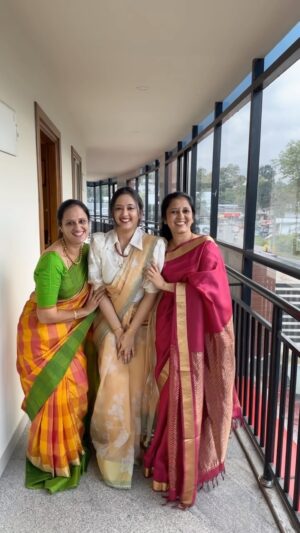 Akhila Pajimannu Instagram - One with my lovlies ❤️❤️

#akhilapajimannu #akhilapajimannuofficial #singer #enjoy #reels #instagramreels #instagood #instadaily #favourite #instalike #reelitfeelit #reelsinstagram #reelinstagram #instamood #instapic #instalike #instalove #reelkarofeelkaro #ootd #photography #wedding #saree