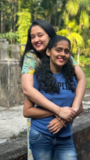 Akhila Pajimannu Instagram - 🤪😂Fun with my childhood crime partner❤️

#akhilapajimannuofficial #singer #cousin #chitchat #enjoy #instagram #instadaily #instalike #instamood #instagood #insta #reelitfeelit #reelsinstagram #reelkarofeelkaro #reelinstagram #reel #instareels #post #newreels #trendingreels