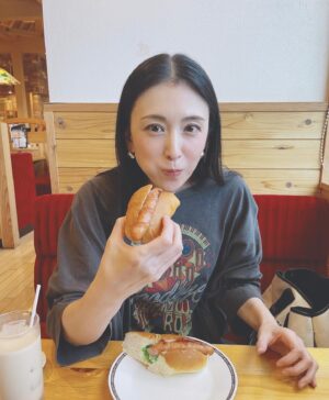 Akiko Hinagata Instagram - コメダ珈琲はたまに行くと色々食べたくなって困る
旦那さんは絶対小倉トーストを頼む
いつもあんこパンお願いします！と頼んで
お店の人を困惑させる
#コメダ珈琲
#私は今日はホットドッグ