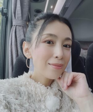 Akiko Hinagata Instagram - 今日引き続きロケ
アップにした髪にシンプルだけど大きめのピアス
リップの色はあえて抑えめに
#ロケスタイル