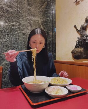 Akiko Hinagata Instagram - 色々ばたばたしていると
お腹が空くよね
とりあえずしっかり食べて免疫力アップ
#中華のランチセット
#お得で美味しい
