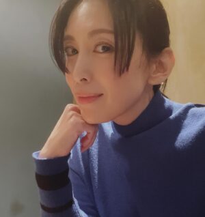 Akiko Hinagata Instagram - ちょっと遠くに行っていました。
久しぶりに帰ってきた東京が寒くてびっくり
春が来たと思ってたのは気のせいだったのかな？
#久しぶりに東京
#まだ寒いね