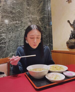 Akiko Hinagata Instagram - 色々ばたばたしていると
お腹が空くよね
とりあえずしっかり食べて免疫力アップ
#中華のランチセット
#お得で美味しい