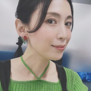 Akiko Hinagata Instagram - 今日は美味しそうなドロップみたいなピアス
#ロケ
#ピアス