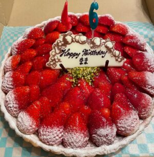 Akiko Hinagata Instagram - いつの間にか46歳になってしまいました。
変わらずいつもの美味しいケーキと
皆さまからのおめでとうで
幸せいっぱいです。
