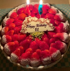Akiko Hinagata Instagram - いつの間にか46歳になってしまいました。
変わらずいつもの美味しいケーキと
皆さまからのおめでとうで
幸せいっぱいです。