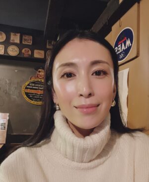 Akiko Hinagata Instagram - 今日は娘DAY
彼女のやりたい事に
３人であーでもないこーでもない
楽しい時間でした
#娘DAY
#ジンジャーエールは辛いのが美味しいよね