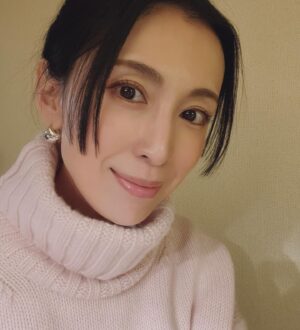 Akiko Hinagata Instagram - そろそろニット終わりの季節かな
大人になってピンクが好きになりました
#春の色
#ピンク好き