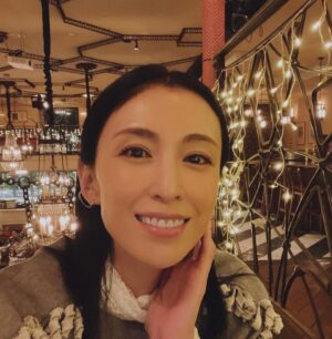 Akiko Hinagata Instagram - いつの間にか46歳になってしまいました。
変わらずいつもの美味しいケーキと
皆さまからのおめでとうで
幸せいっぱいです。