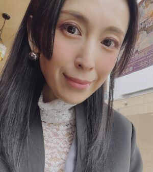 Akiko Hinagata Instagram - 卒業式
あっという間にこの日が来ました
もう学校のイベントに行く事は無いんだなぁと
少しさみしく思いながら
大人になる娘の晴れ姿をしっかり見届けました
#卒業式
#袴って可愛いよね