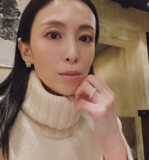Akiko Hinagata Instagram - 急に寒くなってきました
絶対首をあっためるスタイルで出掛けています
お肌には保湿をたっぷり
しっかり睡眠
今年も最後まで元気に乗り切りましょう^_^
#今年も後少し 
#元気に笑顔で