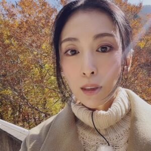 Akiko Hinagata Instagram - 朝から紅葉が綺麗なところでロケ
天気良くて気持ちいい
#ロケ
#紅葉