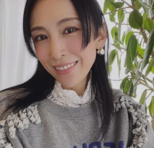 Akiko Hinagata Instagram - ハッピーバレンタイン
久しぶりにちょっと前髪を切りました
気分が変わった良いよね
#前髪カット