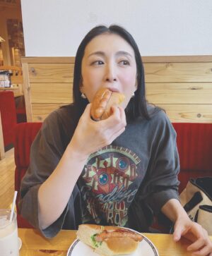 Akiko Hinagata Instagram - コメダ珈琲はたまに行くと色々食べたくなって困る
旦那さんは絶対小倉トーストを頼む
いつもあんこパンお願いします！と頼んで
お店の人を困惑させる
#コメダ珈琲
#私は今日はホットドッグ