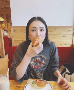 Akiko Hinagata Instagram - コメダ珈琲はたまに行くと色々食べたくなって困る
旦那さんは絶対小倉トーストを頼む
いつもあんこパンお願いします！と頼んで
お店の人を困惑させる
#コメダ珈琲
#私は今日はホットドッグ