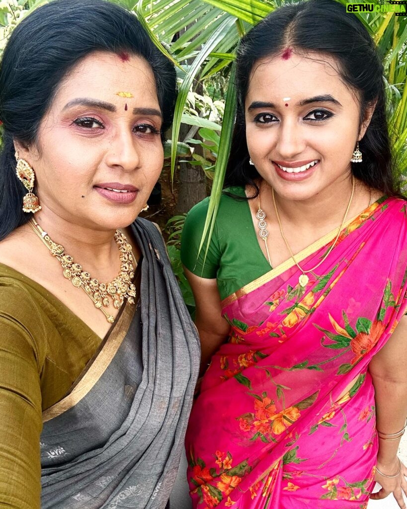 Akshaya Kandamuthan Instagram - With our cutie prince❤️❤️ #beautiful #vijaytvserial #vijaytvfamilyy #cute #tamilserial #tamilponnu #serial #loveyou #shooting