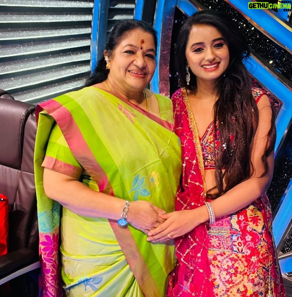 Akshaya Kandamuthan Instagram - ❤️🥰 I am so happy to meet u amma🙏🏻 @kschithra