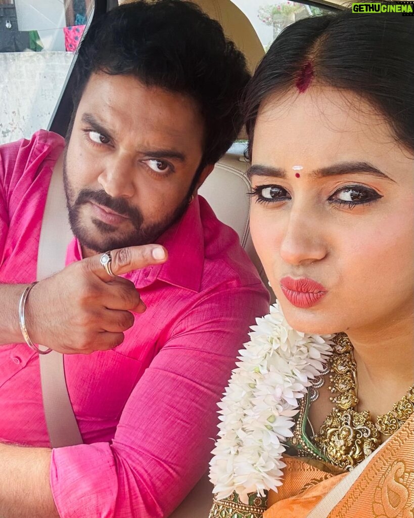 Akshaya Kandamuthan Instagram - While shooting Aaha Kalyanam with Jerry 😂😂. @akshaya_kandamuthanoffi . . #vikramshri #ahakalyanam #picoftheday #sunday #shooting #instagram #trending #serial