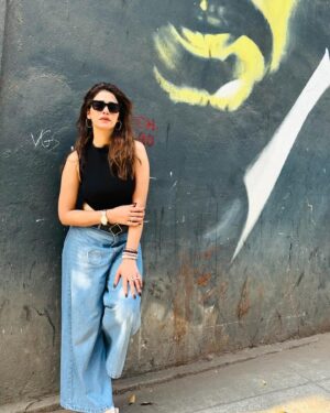 Akshitaa Agnihotri Instagram - Ishq ka ek problem hai, agar ek ki lagi toh doosre ki bhi lagni hai kabhi na kabhi….😝😋

#wandere #aktravels #lostinjourney #irfankhan #graffiti #akshitaaagnihotri