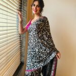 Akshitaa Agnihotri Instagram – Akshata in our Brasso printed georgette black n silver sari teamed with a hand embroidered zardozi border in silver n hot pink finished with hot pink facing n teamed with a hot pink sequenced choli for an ultra glam look..

#akshitaaagnihotri #sangeetakrishnani #saree #indianoutfit #fashion #outfitinspiration #outfitoftheday