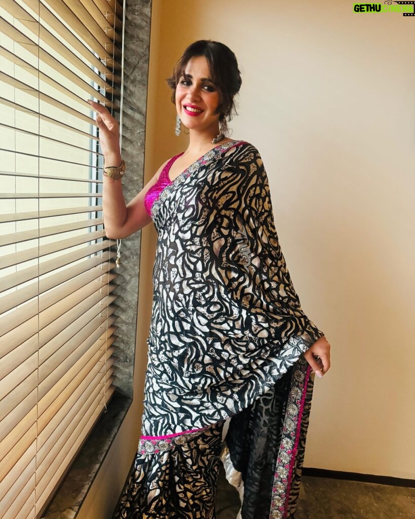 Akshitaa Agnihotri Instagram - Akshata in our Brasso printed georgette black n silver sari teamed with a hand embroidered zardozi border in silver n hot pink finished with hot pink facing n teamed with a hot pink sequenced choli for an ultra glam look.. #akshitaaagnihotri #sangeetakrishnani #saree #indianoutfit #fashion #outfitinspiration #outfitoftheday