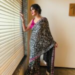 Akshitaa Agnihotri Instagram – Akshata in our Brasso printed georgette black n silver sari teamed with a hand embroidered zardozi border in silver n hot pink finished with hot pink facing n teamed with a hot pink sequenced choli for an ultra glam look..

#akshitaaagnihotri #sangeetakrishnani #saree #indianoutfit #fashion #outfitinspiration #outfitoftheday