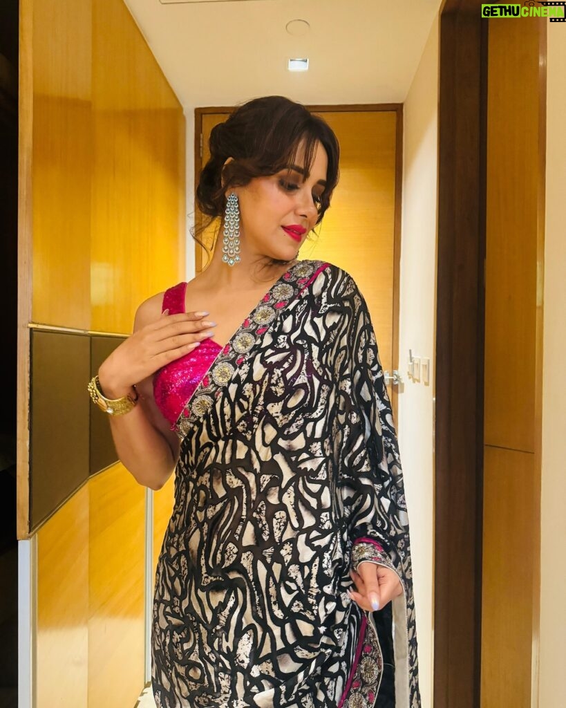 Akshitaa Agnihotri Instagram - Akshata in our Brasso printed georgette black n silver sari teamed with a hand embroidered zardozi border in silver n hot pink finished with hot pink facing n teamed with a hot pink sequenced choli for an ultra glam look.. #akshitaaagnihotri #sangeetakrishnani #saree #indianoutfit #fashion #outfitinspiration #outfitoftheday