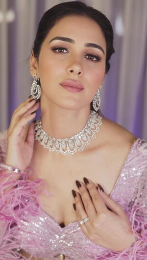 Akshitaa Agnihotri Instagram - Akshitaa is a truly breathtaking in this sangeet look which is minimal yet Trendy Glam

Makeup and hair @ojasrajani 
Jewellery:- @malkishjewels 
Clicked @lsd.photography.official 
Design by @pawanandpranav 
Venue: @jwsahar

#akshitaaagnihotri #ojasrajani #ojasrajaniacademy #televisionactress #actress #actorslife #makeupmodel #makeupartist #viralpost #explore #explorepage #foryoupage