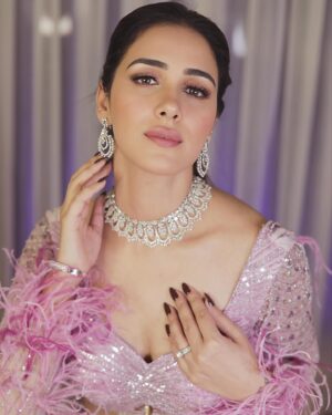 Akshitaa Agnihotri Instagram - Effortlessly elegant, endlessly stunning! radiating confidence in my glamourous Sangeet look transformation.

Makeup & Hair: @ojasrajani 
Outfit: @pawanandpranav 
Jewellery: @malkishjewels 
Photography: @lsd.photography.official 
Venue: @jwsahar 

#akshitaaagnihotri #ojasrajani #ojasrajaniacademy #televisionactress #actress #actorslife #makeupmodel #makeupartist #viralpost #explore #explorepage #foryoupage