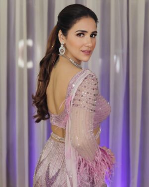 Akshitaa Agnihotri Instagram - Effortlessly elegant, endlessly stunning! radiating confidence in my glamourous Sangeet look transformation.

Makeup & Hair: @ojasrajani 
Outfit: @pawanandpranav 
Jewellery: @malkishjewels 
Photography: @lsd.photography.official 
Venue: @jwsahar 

#akshitaaagnihotri #ojasrajani #ojasrajaniacademy #televisionactress #actress #actorslife #makeupmodel #makeupartist #viralpost #explore #explorepage #foryoupage