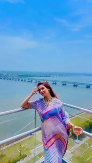 Akshitaa Agnihotri Instagram - @grandhyattkochi Vlog Rooftop view🤩✨✨🙂‍↔️

Wearing @sangeetakrishnani_fashion 
Jewellery @sorayajewels.in 
Shot by @calypsoweddingstudio 
Conceptualised by @lovell.prabhu 
Produced by @karanthakkar1 

#luxurytravel  #vacation  #instatravel #beautifulhotels  #beautifuldestinations  #luxuryresort  #wanderlust  #kerala #kochi #akshitaaagnihotri #wanderer #unwind #staycation