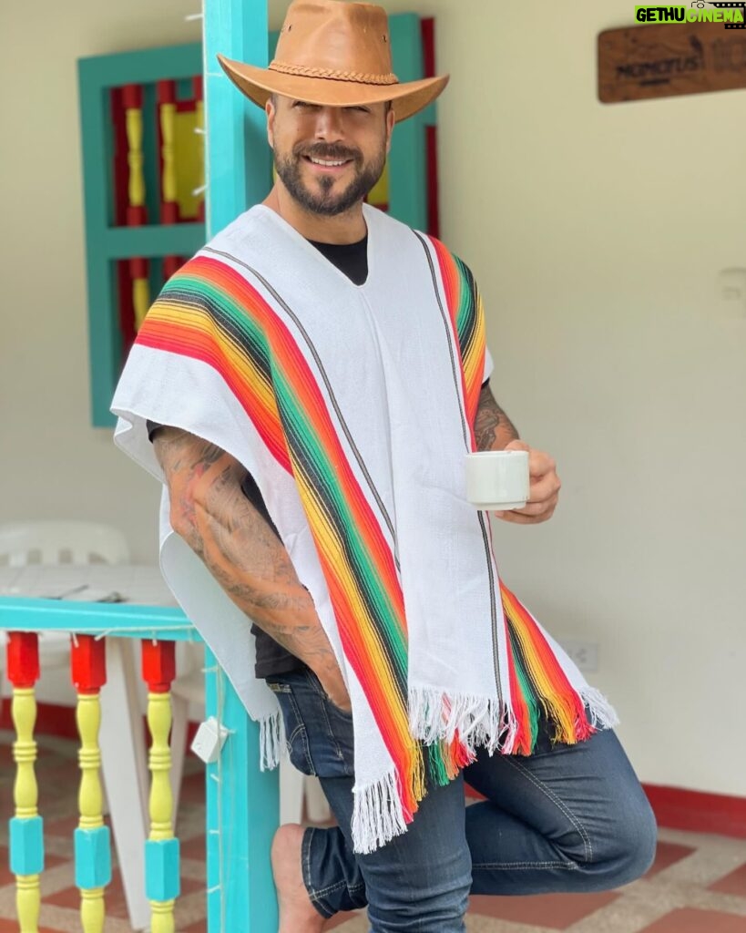 Alain Rocben Instagram - Que pensez vous de mon outfit, je passe pour un vrai colombien avec ou pas du tout 🧐😅 ? @hotelmomotuscocora ? #colombiano #colombiana #colombia🇨🇴 #sombreros #poncho #outfit