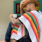 Alain Rocben Instagram – Que pensez vous de mon outfit, je passe pour un vrai colombien avec ou pas du tout 🧐😅 ? @hotelmomotuscocora ? #colombiano #colombiana #colombia🇨🇴 #sombreros #poncho #outfit